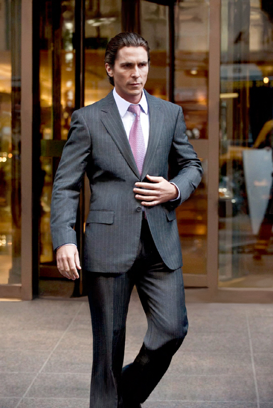 영화 ‘다크 나이트 라이즈’에서 브루스 웨인 역할을 맡은 크리스챤 베일이 조르지오 아르마니의 맞춤 수트를 입고 걸어가고 있다. /사진제공=조르지오 아르마니