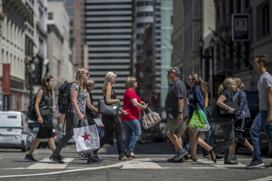미국 캘리포니아주 샌프란시스코에서 사람들이 쇼핑가를 걸어가고 있다./샌프란시스코=블룸버그통신