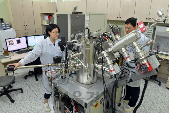한국표준과학연구원(KRISS) 표면분석 연구팀이 30일 박막조성분석 장비인 XPS를 활용해 CIGS(구리·인듐·갈륨·셀레늄) 조성분석을 실시하고 있다./사진제공=한국표준과학연구원
