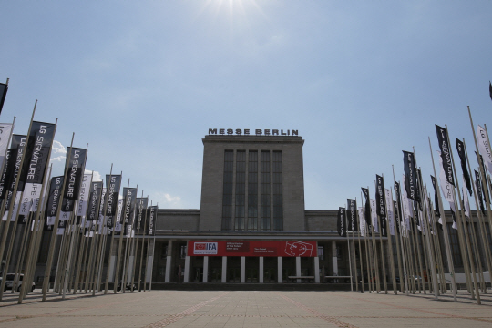 LG전자가 다음달 2일부터 7일까지 독일 베를린에서 열리는 유럽 최대 가전전시회인 ‘IFA 2016’에서 초프리미엄 ‘LG 시그니처’를 유럽시장에 본격 론칭하는 가운데 ‘LG 시그니처’ 브랜드를 알리기 위해 IFA 전시장 입구에 대대적인 깃발 광고를 내걸었다. /사진제공=LG전자