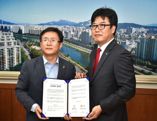 이승춘(오른쪽) 티브로드 노원방송 사업부장과 김성환 노원구청장이 지난 29일 서울 노원구 노원구청에서 업무협약을 맺고 ‘희망 꿈나무 심기 사업’을 추진하기로 약속을 한 뒤 기념포즈를 취하고 있다. /사진제공=티브로드