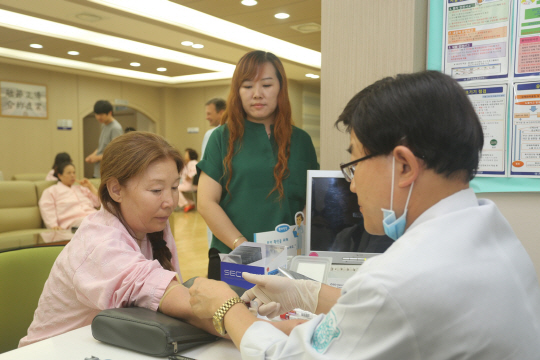 이달 초 계명대 동산의료원을 찾은 러시아 국적의 한 여성 의료관광객이 건강검진을 위해 채혈을 하고 있다. /사진제공=동산의료원