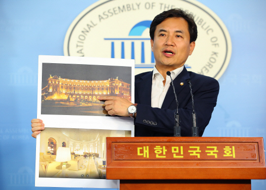 김진태 새누리당 의원이 지난 29일 오전 국회에서 가진 기자회견에서 대우조선해양이 지난 2011년 9월 임대한 초호화 전세기를 이용한 유력 언론인은 “송희영 전 조선일보 주필”이라고 밝힌 뒤 일행이 묵었던 이탈리아 로마의 호텔을 공개하고 있다. /연합뉴스