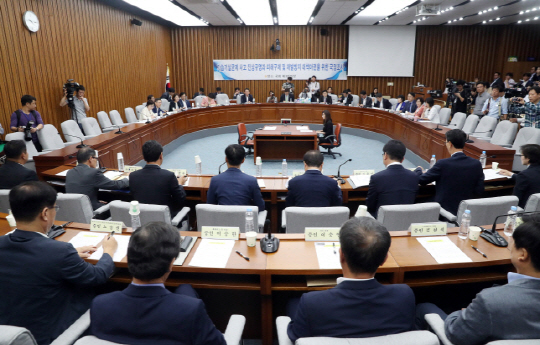 가습기 청문회에서 SK케미칼이 사과와 책임인정에 미온적인 태도를 보여 많은 질타를 받았다 /연합뉴스