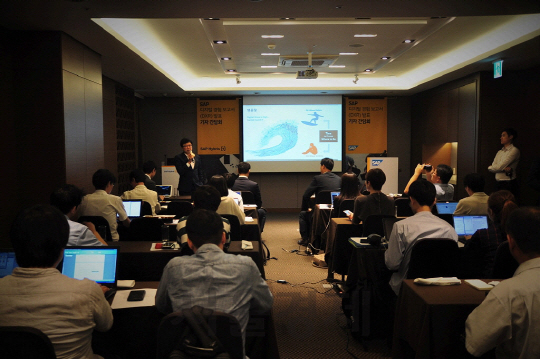 형원준 SAP 코리아 대표가 30일 서울 서초구 양재동에서 ‘SAP 디지털 경험 보고서 결과’를 발표하며 ““국내에서는 네명 중 3명에 해당하는 75%의 소비자들이 디지털 경험에 만족하지 못했다”고 보고서 내용을 설명하고 있다. /사진제공=SAP코리아