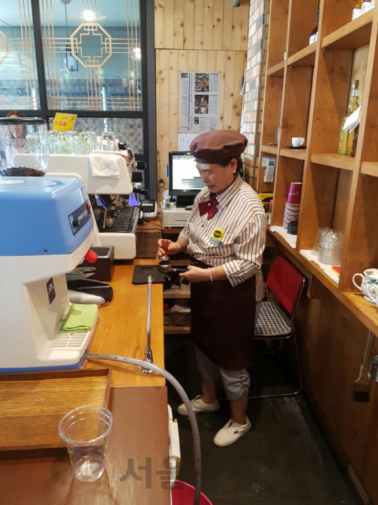 경남 김해시 회현동 주민센터 앞 카페에서 바리스타 할머니가 커피를 제조하고 있다. 이 곳에서 판매하는 커피는 ‘할매리카노’다./김해=백주연기자