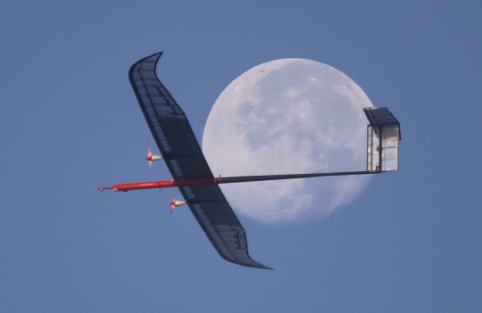 한국항공우주연구원이 전 세계 기업 및 기관 중 세 번째로 성층권 비행을 성공시킨 태양광 드론 ‘EAV-3’의 체공 모습. /사진제공=항우연