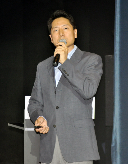 이재희 쿠첸 대표이사가 31일 서울 강남 CGV 씨네시티에서 기자간담회를 열고 신제품 밥솥 ‘미작’을 소개하고 있다./사진제공=쿠첸