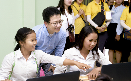 정지원 한국증권금융 사장이 캄보디아 프닛 희망학교에서 ‘꿈나무 정보통신기술(ICT) 교육센터’ 건립 기념식을 가진 뒤 컴퓨터 교육을 참관하고 있다. /사진제공=한국증권금융