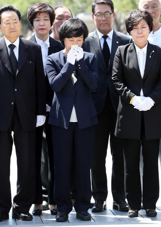 더불어민주당 추미애 대표(중앙)가 31일 오후 경남 김해시 진영읍 봉하마을 노무현 전 대통령 묘소를 참배하며 눈물을 흘리고 있다./연합뉴스