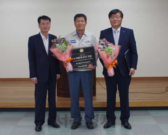 30일 진주지청 대회의실에서 열린 ‘노사문화 우수기업 수여식’에서 이경구(왼쪽부터) 진주고용노동지청장, 이희권 한국항공우주산업(KAI) 노동조합 수석부위원장, 이학희 KAI 경영지원총괄 상무 등이 기념촬영을 하고 있다. /사진제공=KAI