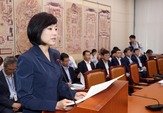 = 조윤선 문화체육관광부 장관 후보자가 31일 오후 국회 교육문화체육관광위원회에서 열린 인사청문회에서 발언하고 있다. 이날 청문회는 교문위 소관 추경안 단독 처리에 불만을 표시한 여당 의원들의 불참 속에 진행됐다./연합뉴스