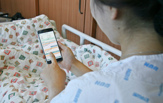 울산대학교병원이 1일부터 운영을 시작하는 환자용 어플리케이션 ‘MY UHH’ 앱을 한 환자가 이용하고 있다. /사진제공=울산대학교병원