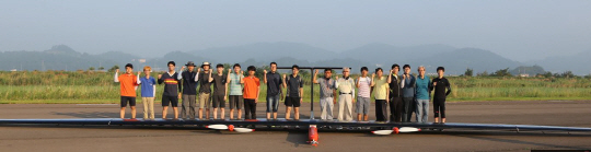 한국항공우주연구원 연구진 등이 개발한 고고도 태양광드론인 ‘EAV-3’의 이륙시험을 앞두고 파이팅을 외치고 있다. /사진제공=항우연