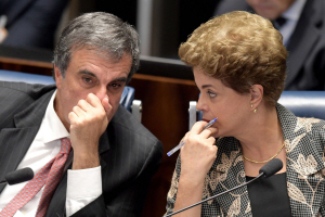 지우마 호세프(오른쪽) 브라질 대통령은 지난 29일(현지시간) 상원에 출석해 탄핵의 부당함을 주장했지만 결국 받아들여지지 않았다. /브라질리아=AFP연합뉴스