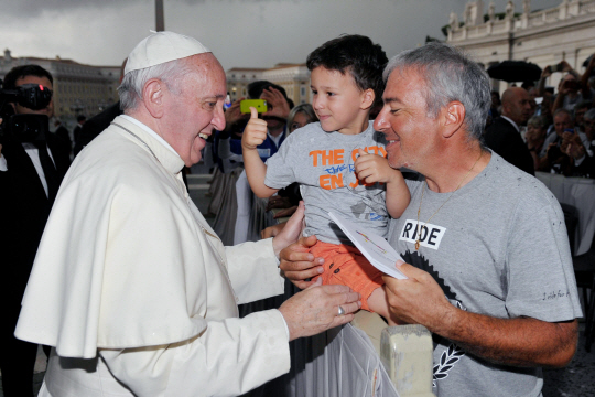 31일(현지시간) 프란치스코 교황(왼쪽)이 바티칸을 방문한 한 아이와 인사를 나누고 있다. /바티칸=AFP연합뉴스