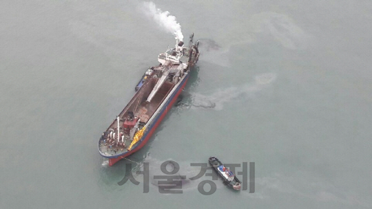 부산 영도 인근에 운항하는 한 선박에서 기름이 유출되고 있다./서울경제DB