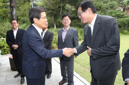 황교안(왼쪽) 국무총리가 1일 서울 종로구 삼청동 공관에서 ‘공공기관 경영실적평가 우수기관’ 기관장들과 간담회를 하기에 앞서 조환익 한국전력공사 사장과 악수하고 있다.  /연합뉴스