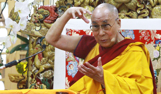 티베트 망명정부의 정치적, 종교적 지도자인 달라이 라마는 지난달 30일 서울경제신문을 포함한 한국 친견단과의 만남에서 한국 방문에 대한 희망을 강하게 드러내면서 중국의 입장변화를 기대했다. /다람살라=공동취재단