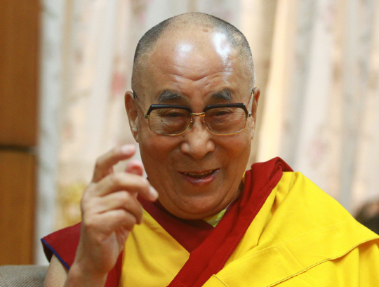 지난달 30일 인도 다람살라의 ‘달라이 라마궁’에서 만난 티베트의 ‘정신적 지도자’ 달라이 라마가 취재진과 인터뷰하고 있다. /다람살라=공동취재단