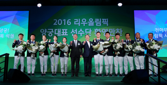 정의선(왼쪽 여섯번째) 현대자동차그룹 부회장(대한양궁협회장)과 강영중(〃 일곱번째) 대한체육회장이 1일 서울 코엑스인터컨티넨탈호텔에서 열린 리우올림픽 양궁 국가대표 선수단 환영 만찬에서 선수 및 코치진과 함께 파이팅을 외치고 있다./사진제공=현대자동차