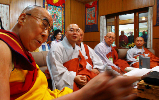 달라이라마 방한추진회가 지난달 30일 인도 다람살라의 ‘달라이 라마궁’에서 달라이 라마를 접견하고 초청장을 전달하고 있다. /다람살라=공동취재단
