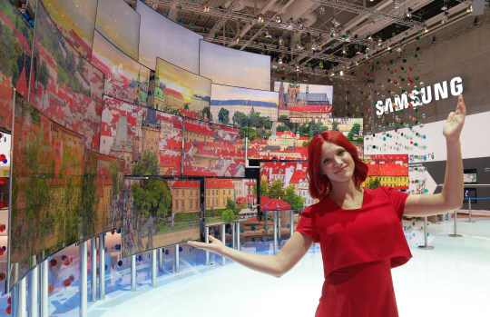 IFA걸이 삼성전자 ‘시티큐브 베를린’ 전시장에서 퀀텀닷 기술을 채용해 밝고 선명한 색상을 즐길 수 있는 퀀텀닷 SUHD TV를 소개하고 있다. /사진제공=삼성전자