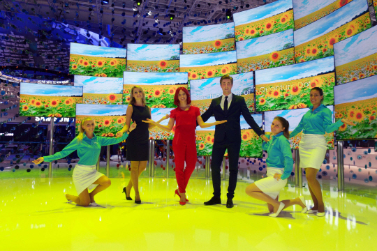 IFA걸(왼쪽에서 3번째)과 삼성전자 모델들이 ‘시티큐브 베를린’ 전시장에서 퀀텀닷 기술을 채용해 밝고 선명한 색상을 즐길 수 있는 퀀텀닷 SUHD TV를 소개하고 있다. /사진제공=삼성전자