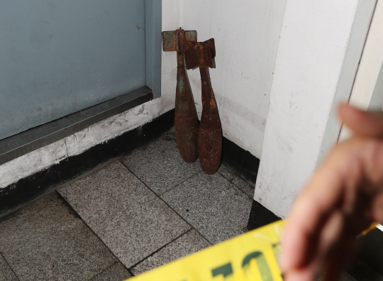 1일 오전 서울 마포구 용강동의 한 건물에서 폭발물로 보이는 물체가 발견돼 군과 경찰이 긴급 출동했다. /연합뉴스