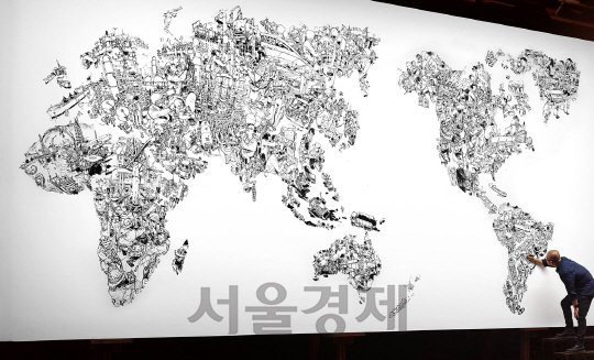 김정기 작가가 SK이노베이션의 글로벌 사업을 형상화한 그림을 그리고 있다. /사진제공=SK이노베이션