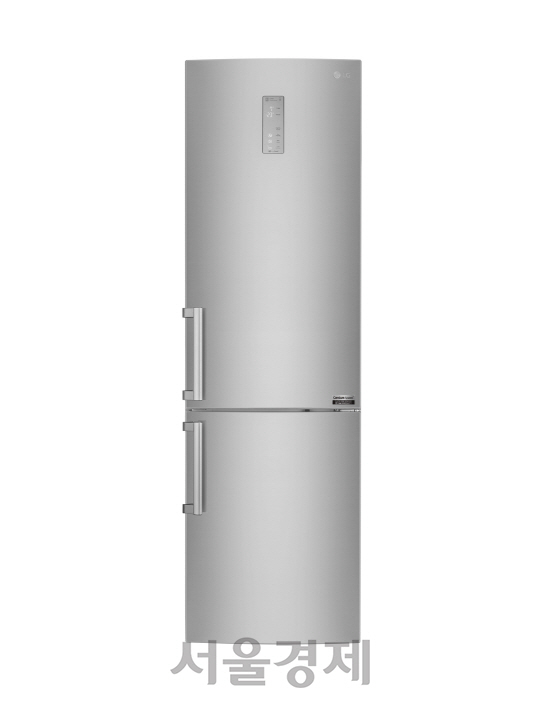 LG전자만의 센텀 시스템이 적용된 상냉장·하냉동 타입 냉장고 모습. 유럽의 최고 에너지 효율 등급인 A+++ 보다 에너지 사용량을 30% 가량 더 줄였다./사진제공=LG전자