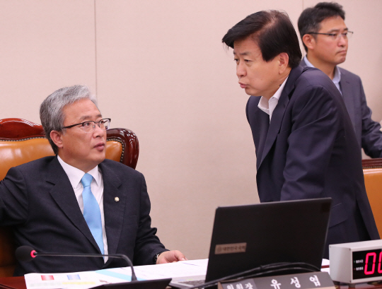 지난달 29일 오전 서울 여의도 국회에서 열린 교육문화체육관광위원회 전체회의에서 유성엽(왼쪽) 위원장과 더불어민주당 노웅래 의원이 새누리당 의원들이 불참한 채 개회시간이 다가오자 이야기를 하고 있다./연합뉴스