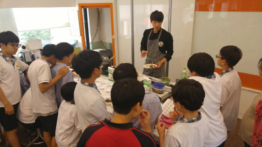 중학교 특별 활동 시간에 식용 곤충 요리 과정을 학생들에게 알려주고 있는 박주헌 셰프