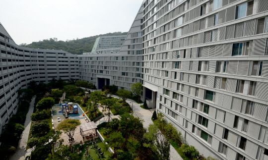 LH 강남 힐스테이트는 기존 아파트와 달리 정원과 놀이터를 건물이 둘러싼 형태를 하고 있다. /송은석기자