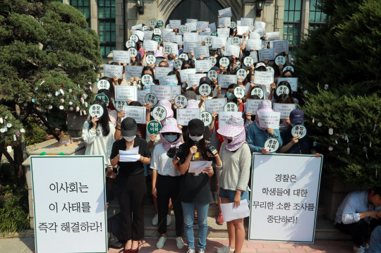 최경희 총장의 사퇴를 요구하며 학교 본관을 점거농성중인 이화여자대학교 학생들이 2일 서울 이화여대 본관앞에서 기자회견을 하고 있다. /연합뉴스