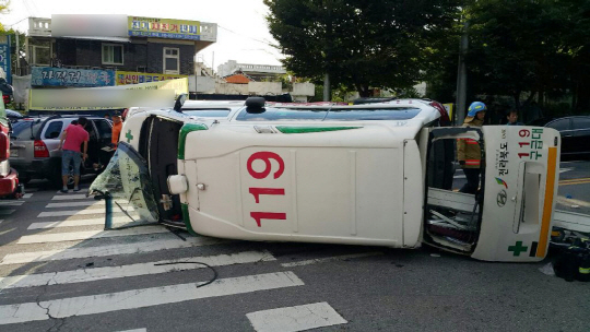 응급 환자 이송 중 교통사고를 당해 구급차가 전도된 상황에서 부상을 입었음에도 환자를 살리기 위해 연신 심폐소생술을 실시한 119 구급대원들에게 찬사가 이어지고 있다. /연합뉴스