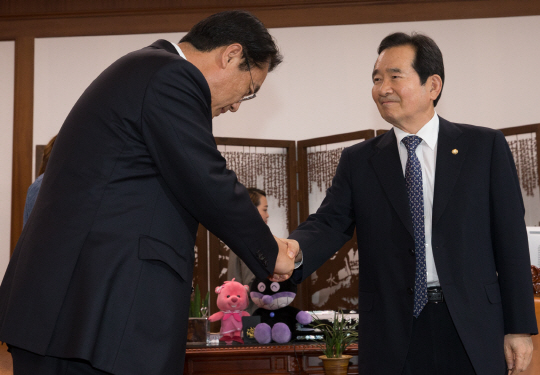 2일 오후 국회 정상화에 극적으로 합의한 정세균(오른쪽) 국회의장과 정진석 원내대표가 악수하고 있다. /연합뉴스