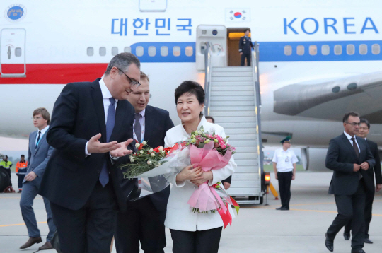 러시아·중국·라오스 순방에 나선 박근혜 대통령이 2일 저녁(현지시간) 러시아 블라디보스토크 국제공항에 도착해 환영 나온 관계자들과 대화를 하며 이동하고 있다. 박 대통령은 러시아 동방경제포럼(EEF), 중국 주요20개국(G20) 정상회의, 라오스 아세안 정상회의 등에 참석하는 7박8일간의 ‘정상외교’에 나섰다.  /블라디보스토크=연합뉴스