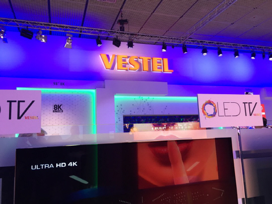 독일 베를린에서 2일(현지시간)부터 열린 유럽 최대 가전 박람회 ‘IFA 2016’의 베스텔(Vestel) 부스에 올레드 TV가 전시되어있다. /사진=김현진기자