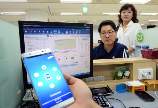 삼성전자가 지난 2일 갤럭시노트7 전면 리콜을 발표한 이후 주말인 4일 서울 종로 서비스센터 직원이 고객의 스마트폰의 제품결함 진단서비스를 하고 있다. /송은석 기자