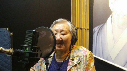 일본군 위안부 피해자 길원옥 할머니가 2일 서울 영등포구의 한 녹음실에서 음반 녹음 작업을 하고 있다. /사진제공=정대협