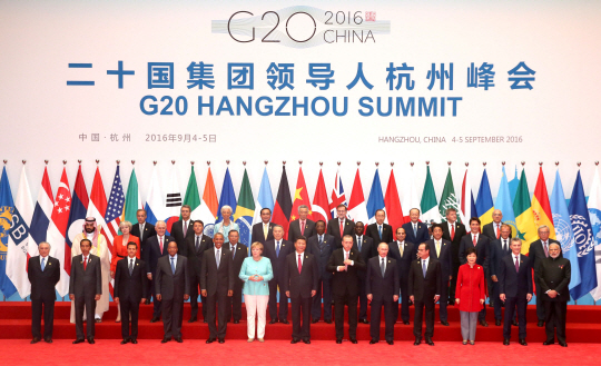 박근혜 대통령 등 각국 정상들이 4일 오후(현지시간) G20 정상회의에 참석하기 위해 중국 항저우 국제전시장에 도착, 단체 기념촬영을 하고 있다. /항저우=연합뉴스