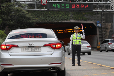 암행순찰차를 이용해 교통단속을 하고 있는 경찰관. /연합뉴스