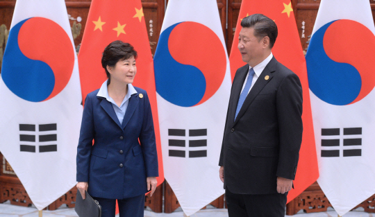 박근혜 대통령과 시진핑 중국 국가주석이 5일 중국 항저우 서호의 국빈관에서 열린 한·중 정상회담에서 인사하고 있다. /항저우=연합뉴스