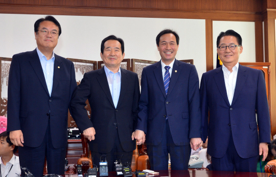 국회의장 주재 3당 원내대표 추경관련 회동이 12일 오전 서울 의사당대로 국회의장실에서 열려 정진석 새누리당 원내대표, 정세균 국회의장, 우상호 더불어민주당 원내대표, 박지원 국민의 당 원내대표(왼쪽부터)가 회동에 앞서 서로 손을 맞잡고 있다./서울경제DB