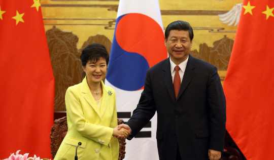 지난해 6월 방중 당시 공동기자회견에서 악수하는 박 대통령과 시주석의 모습./출처=연합뉴스
