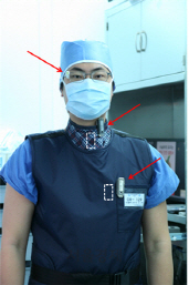 납 가운을 입고 신체 각 부위에 방사선 노출센서(화살표 부분)를 장착한 의료진. (사진제공=분당서울대병원)