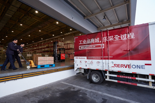 서브원 중국 난징 법인 직원들이 5일 현지 물류센터에서 중국 전역으로 배송될 소모성자재(MRO) 물품들을 차량에 싣고 있다. /사진제공=서브원