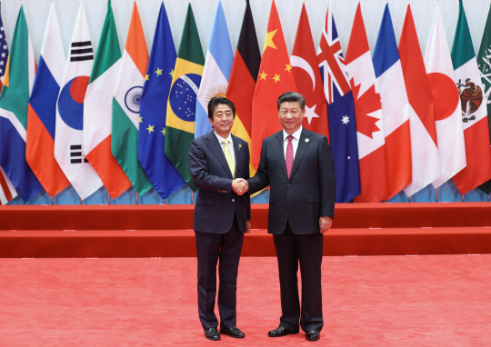 주요20개국(G20) 정상회의가 열린 중국 항저우에서 시진핑 중국 국가주석이 지난 4일 아베 신조 일본 총리와 만나 악수하고 있다.  /항저우=신화연합뉴스