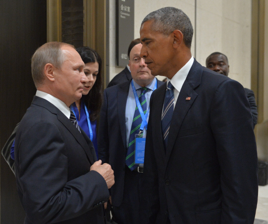 5일 중국 항저우에서 블라디미르 푸틴 러시아 대통령(왼쪽)과 버락 오바마 미국 대통령이 주요20개국(G20) 정상회의를 앞두고 얼굴을 마주했다. /AFP연합뉴스